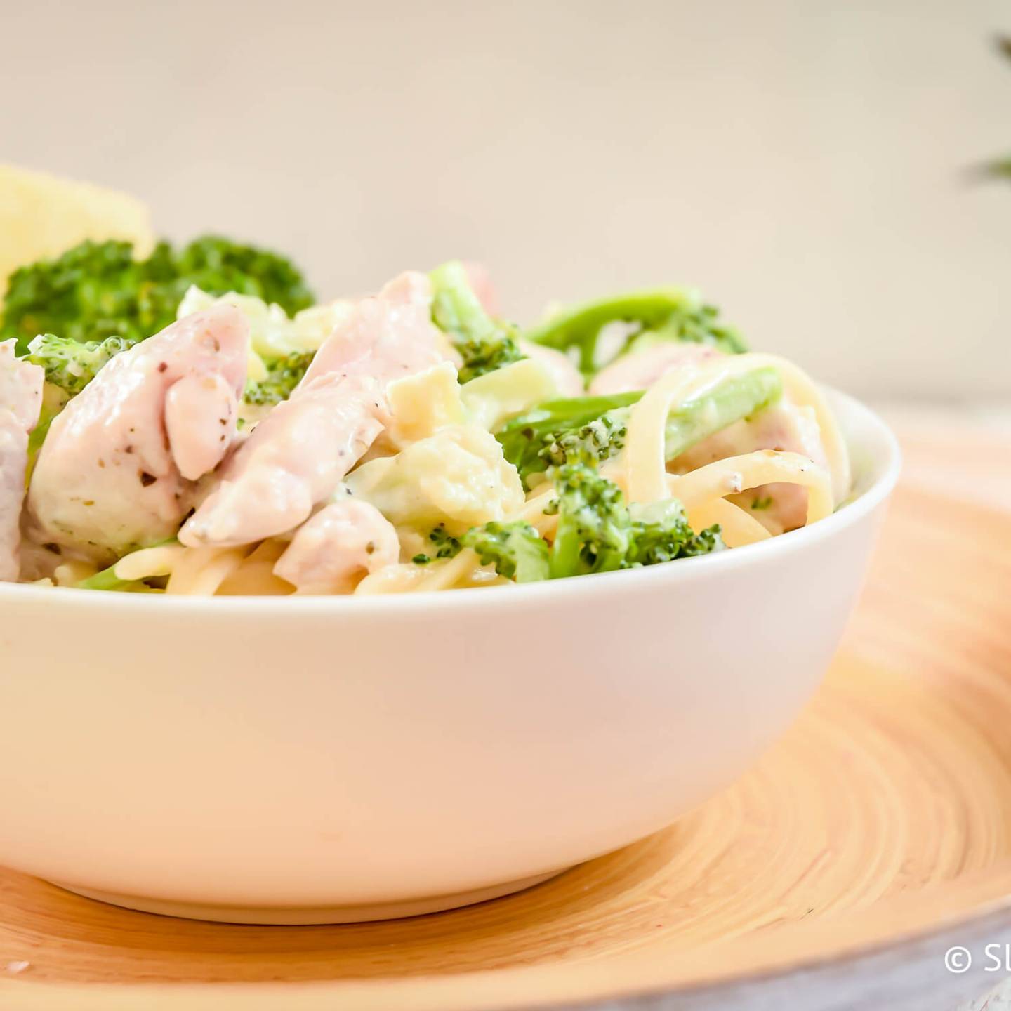 Skinny Chicken broccoli alfredo in a bowl with a creamy cauliflower alfredo sauce.