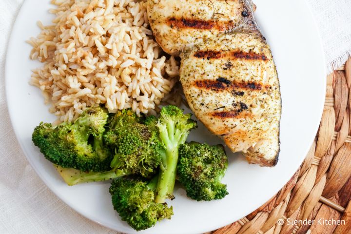 Grilled lemon pepper mahi mahi served with brown rice, lemon, and broccoli.