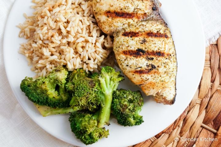 Grilled lemon pepper mahi mahi served with brown rice, lemon, and broccoli.