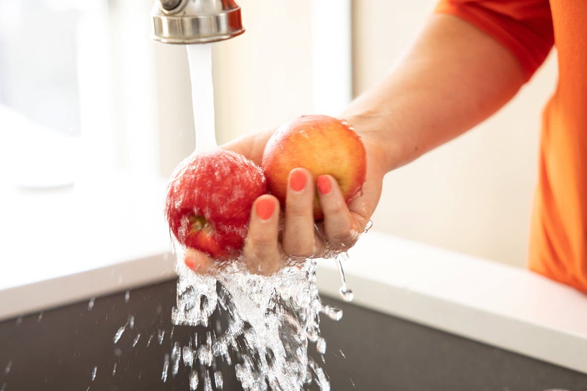 washing apples