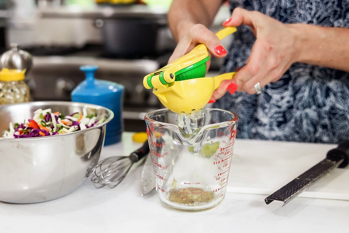 extracting lemon juice from lemons