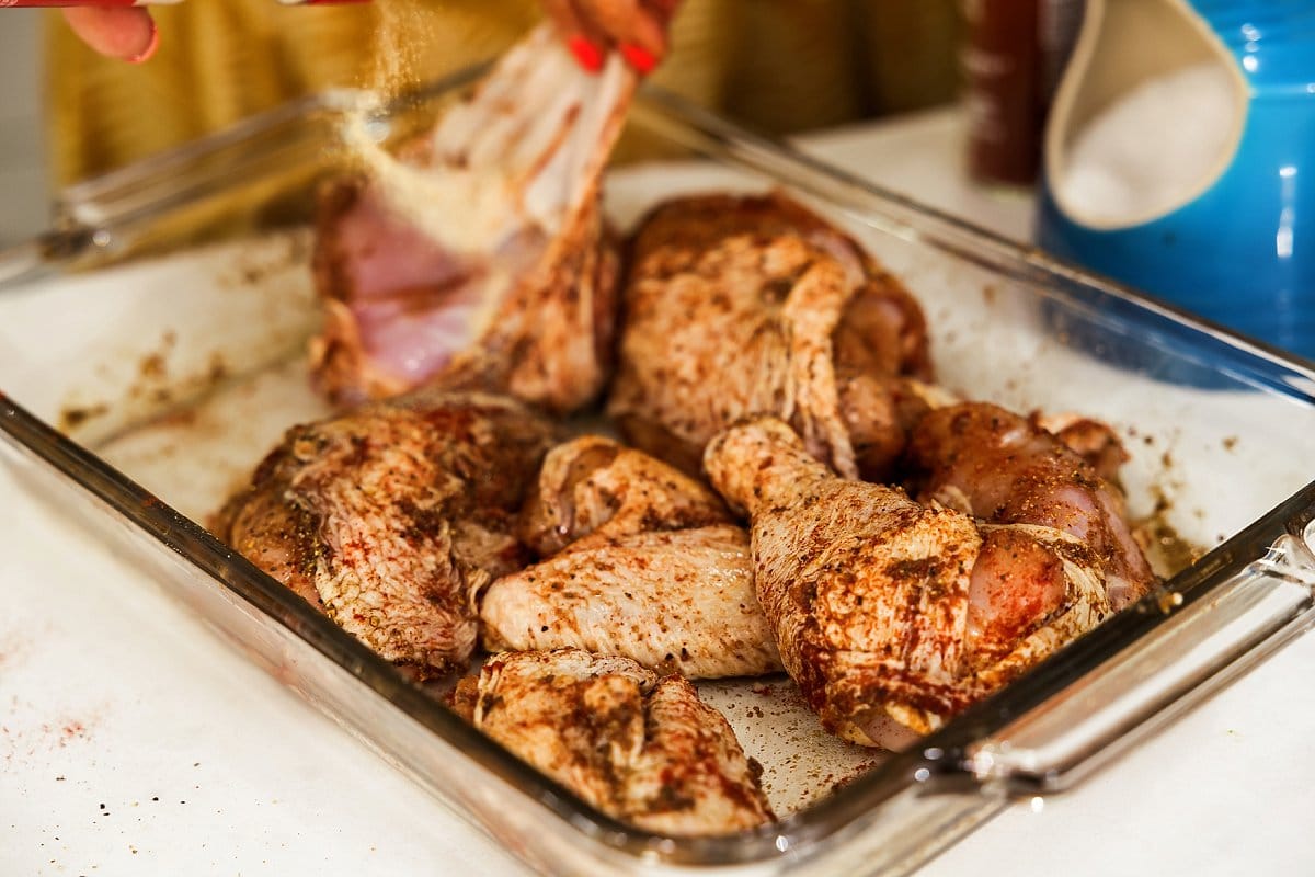 adding sauce to chicken