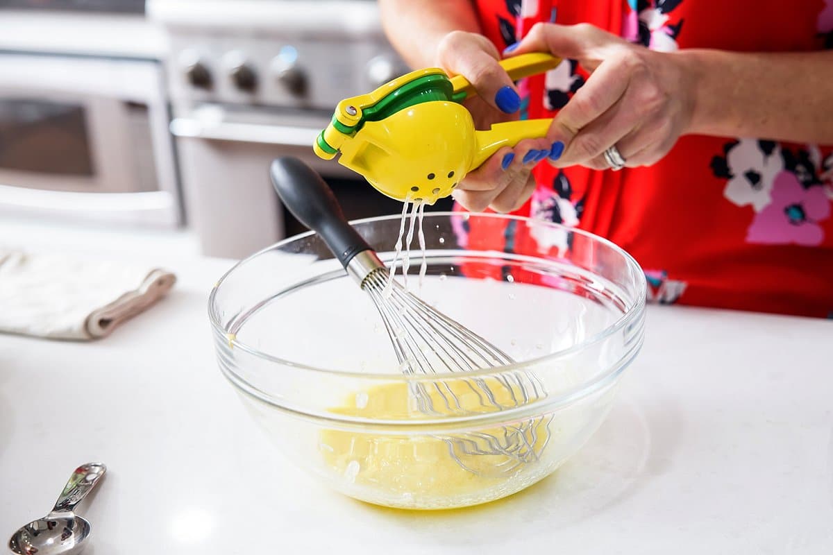 juicing lemon for kale salad