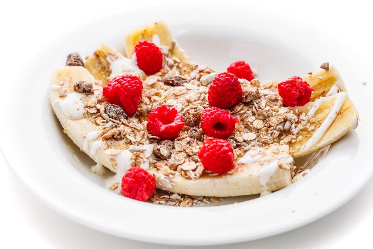 Yogurt banana splits with muesli.